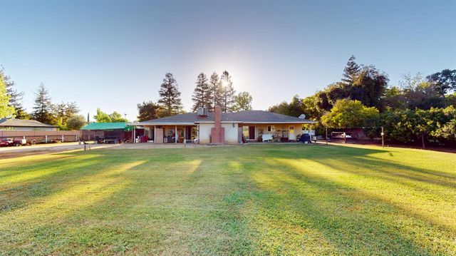 7690 N Leonard Avenue, Clovis, CA 93619