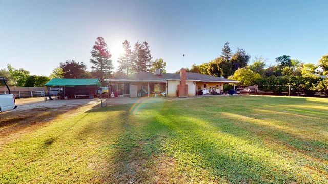 7690 N Leonard Avenue, Clovis, CA 93619