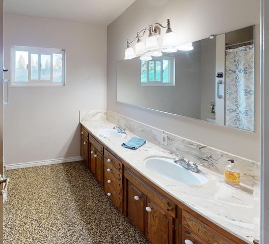 7690 N Leonard Avenue, Clovis, CA 93619