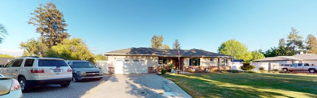 7690 N Leonard Avenue, Clovis, CA 93619