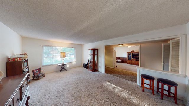 7690 N Leonard Avenue, Clovis, CA 93619