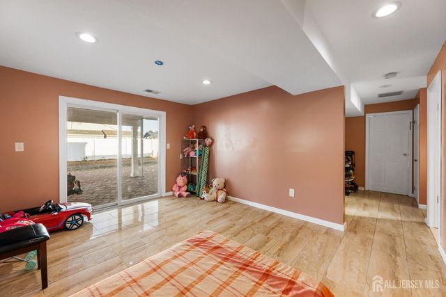 200 Rosewood Lane, Port Reading, NJ 07064