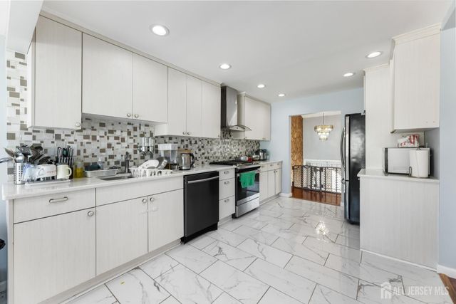 200 Rosewood Lane, Port Reading, NJ 07064