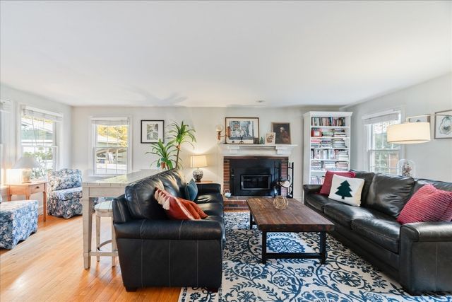 22 Reservoir St, Seekonk, MA 02771