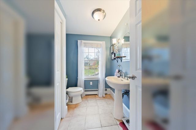 22 Reservoir St, Seekonk, MA 02771