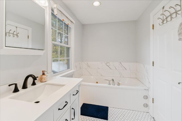 22 Reservoir St, Seekonk, MA 02771