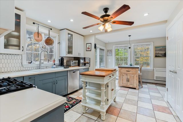 22 Reservoir St, Seekonk, MA 02771