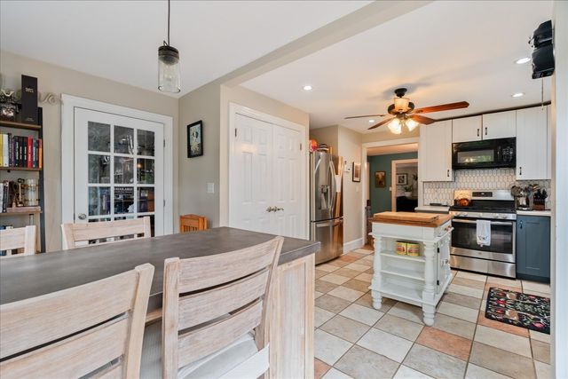 22 Reservoir St, Seekonk, MA 02771