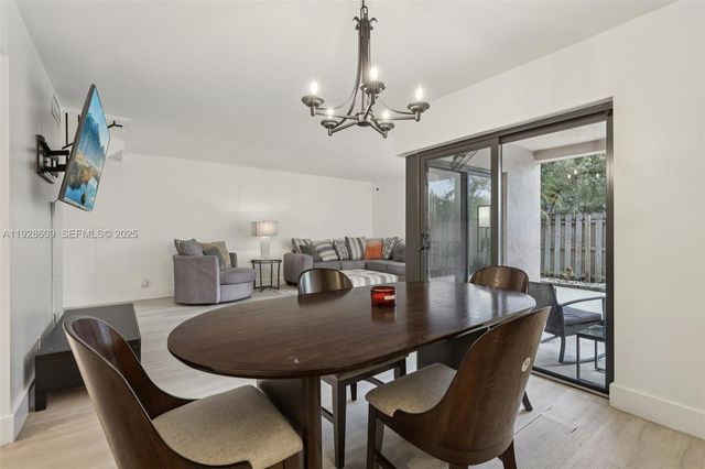 30 Chestnut Cir, Cooper City, FL 33026