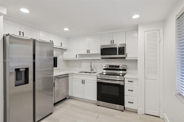 30 Chestnut Cir, Cooper City, FL 33026