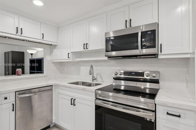 30 Chestnut Cir, Cooper City, FL 33026