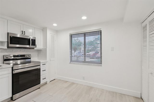 30 Chestnut Cir, Cooper City, FL 33026