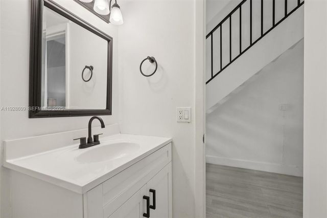 30 Chestnut Cir, Cooper City, FL 33026