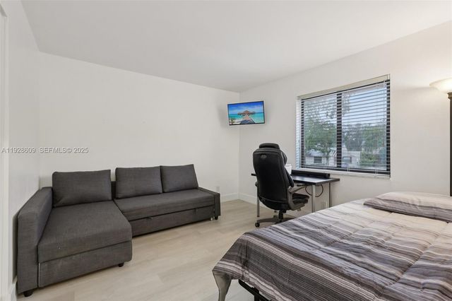 30 Chestnut Cir, Cooper City, FL 33026