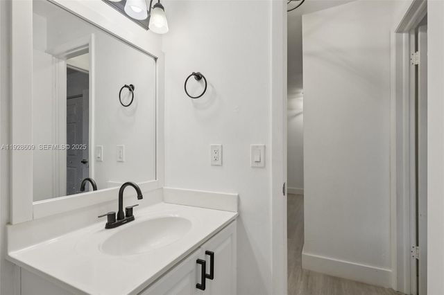 30 Chestnut Cir, Cooper City, FL 33026