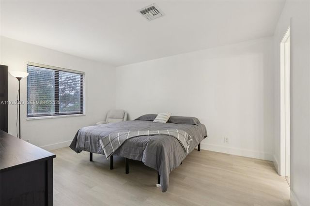 30 Chestnut Cir, Cooper City, FL 33026