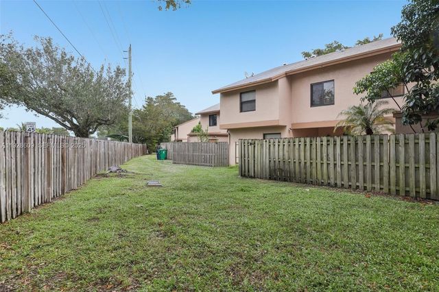 30 Chestnut Cir, Cooper City, FL 33026