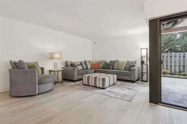 30 Chestnut Cir, Cooper City, FL 33026