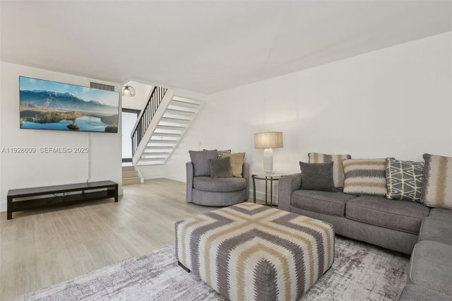 30 Chestnut Cir, Cooper City, FL 33026