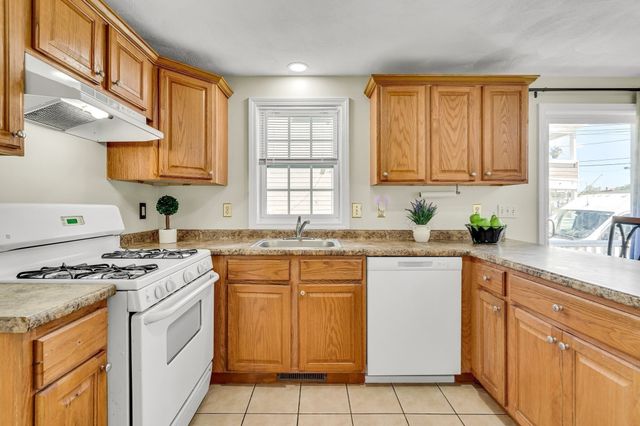5 Wright Street B, Lowell, MA 01854