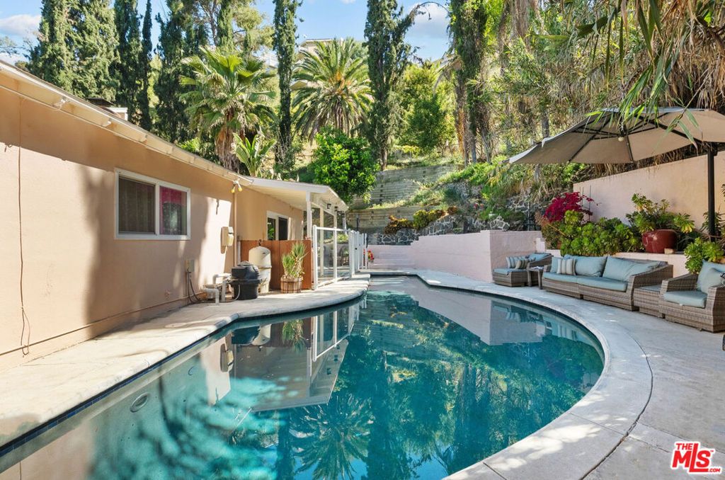 Image 1 of property listing at 4300 Pampas Road, Woodland Hills, CA 91364