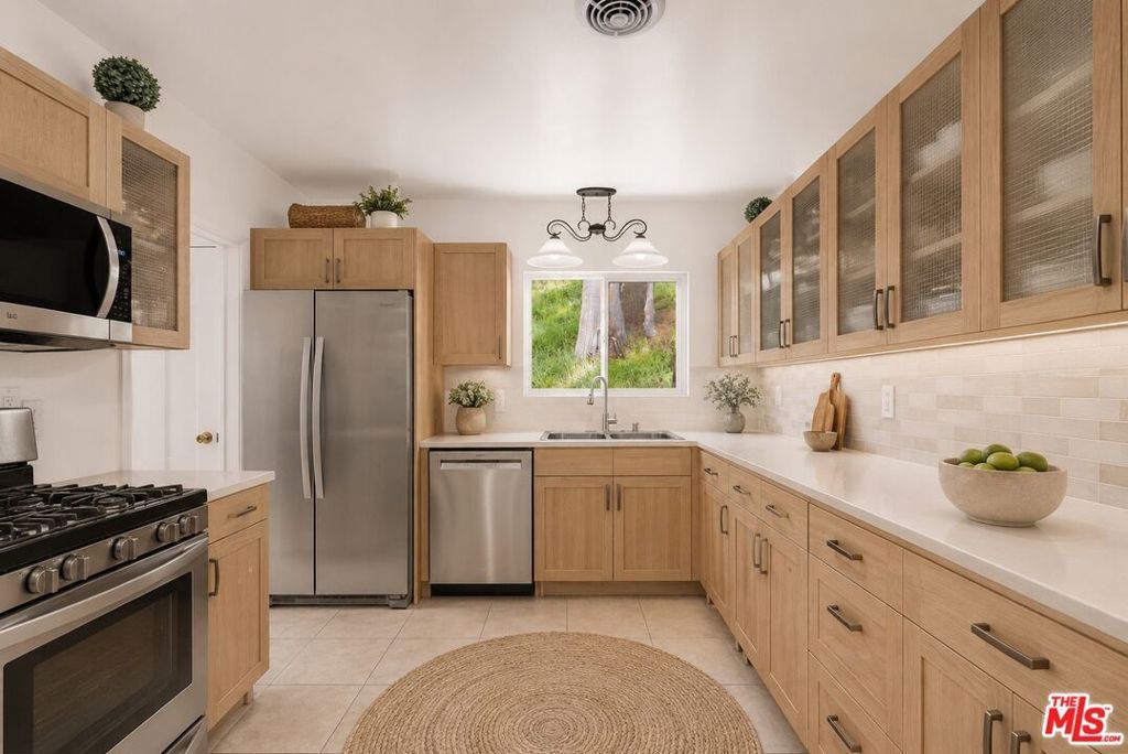 Image 12 of property listing at 4300 Pampas Road, Woodland Hills, CA 91364