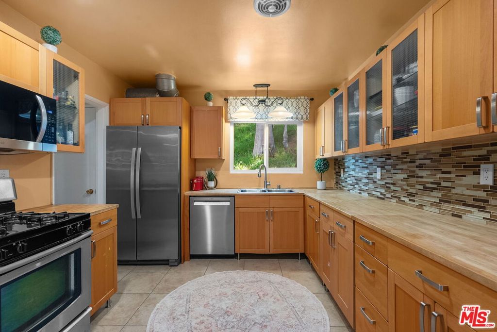 Image 13 of property listing at 4300 Pampas Road, Woodland Hills, CA 91364