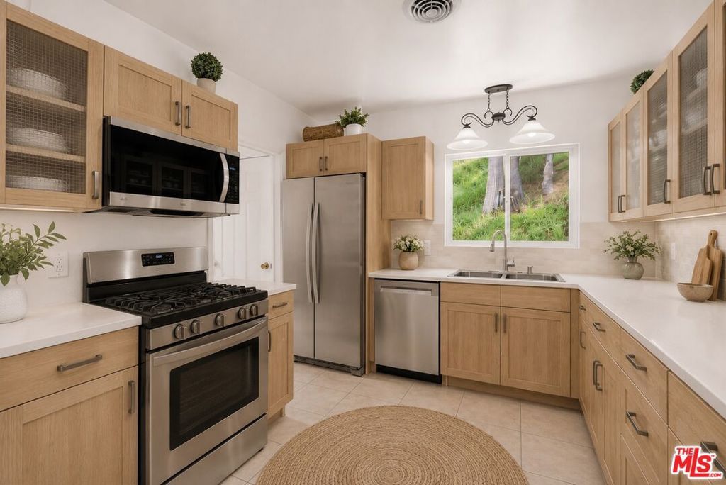 Image 14 of property listing at 4300 Pampas Road, Woodland Hills, CA 91364