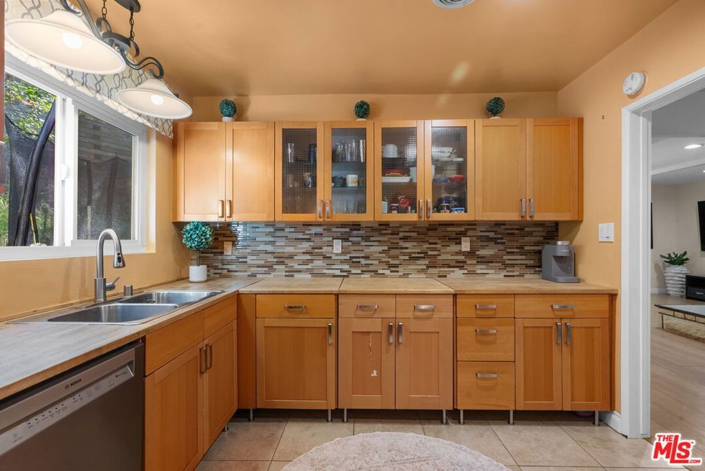 Image 15 of property listing at 4300 Pampas Road, Woodland Hills, CA 91364