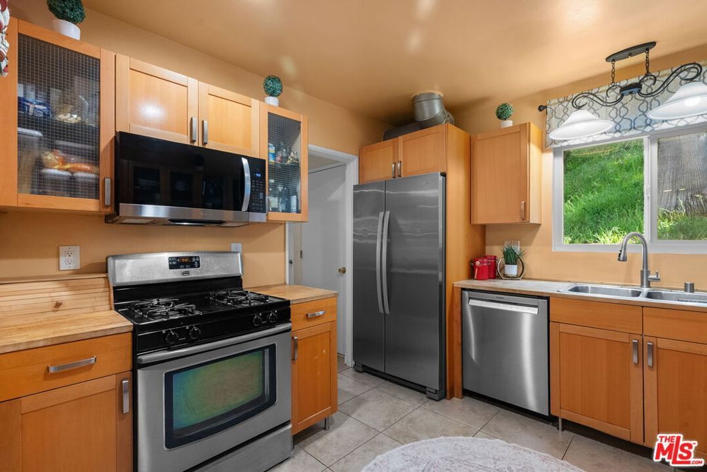 Image 16 of property listing at 4300 Pampas Road, Woodland Hills, CA 91364