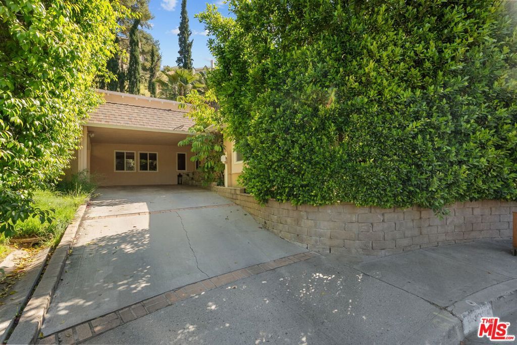 Image 2 of property listing at 4300 Pampas Road, Woodland Hills, CA 91364