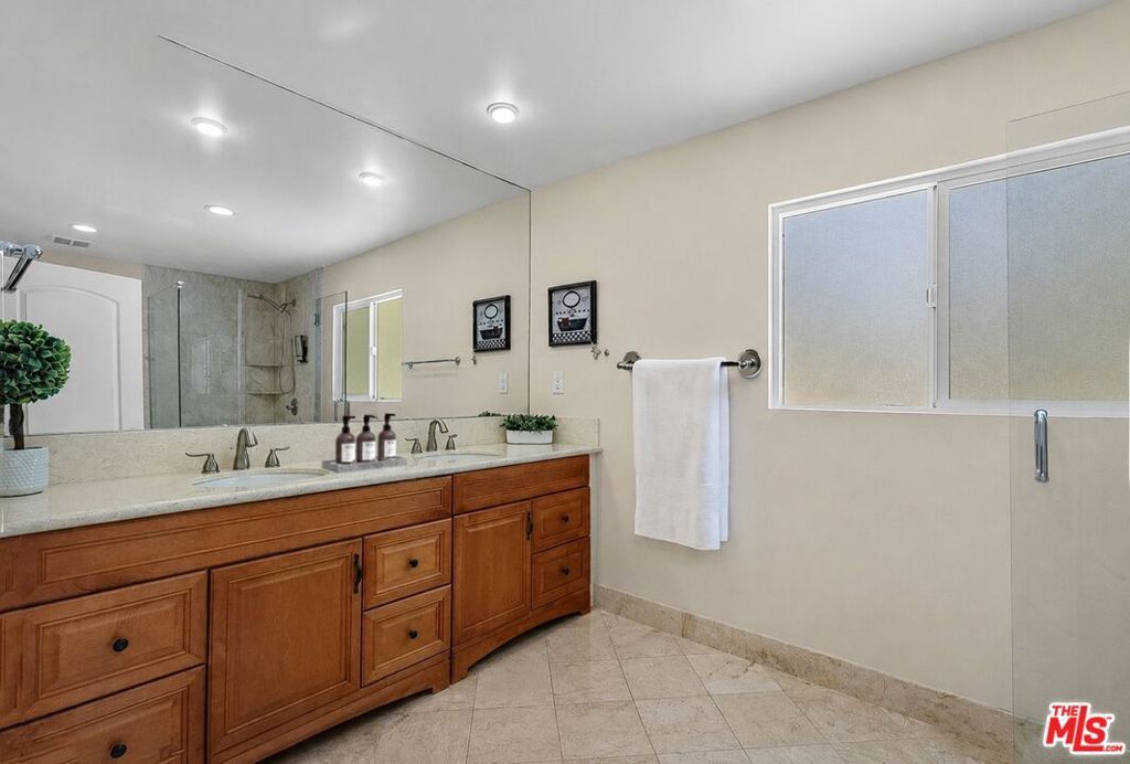 Image 33 of property listing at 4300 Pampas Road, Woodland Hills, CA 91364