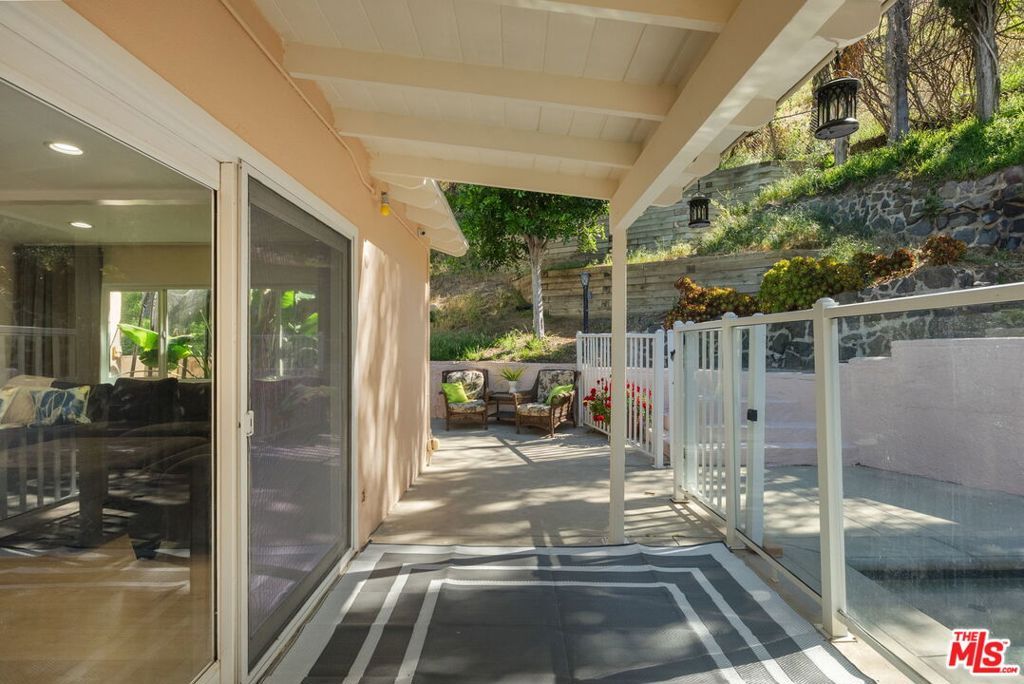 Image 37 of property listing at 4300 Pampas Road, Woodland Hills, CA 91364