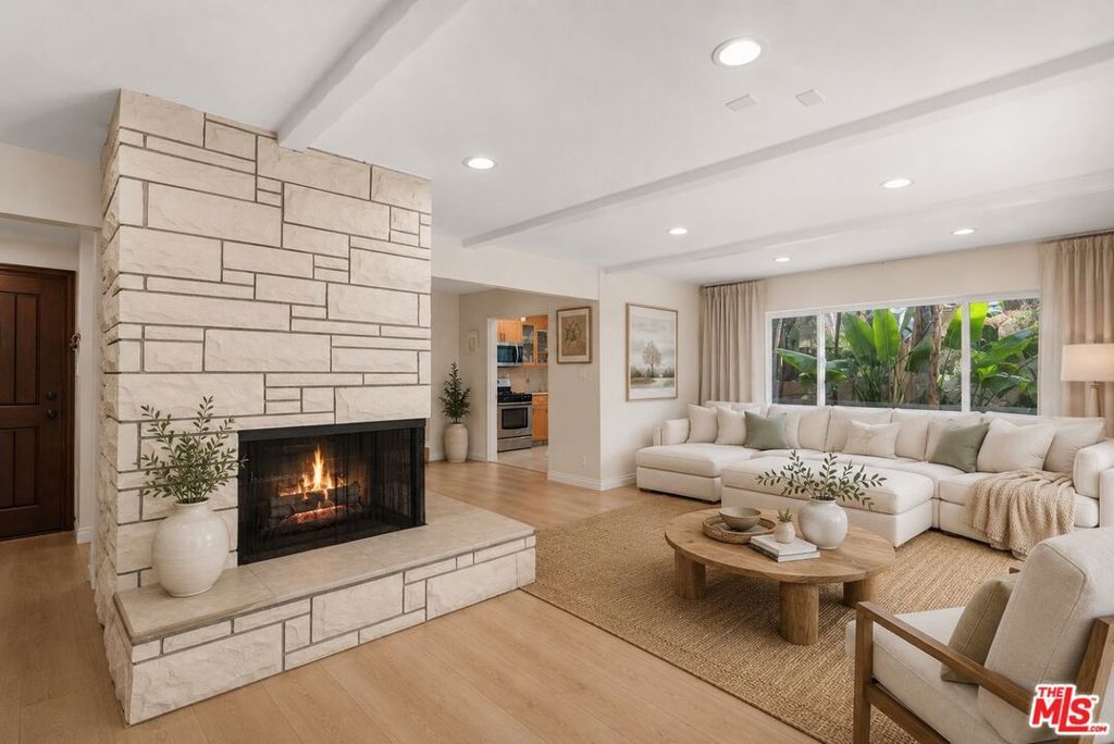 Image 9 of property listing at 4300 Pampas Road, Woodland Hills, CA 91364