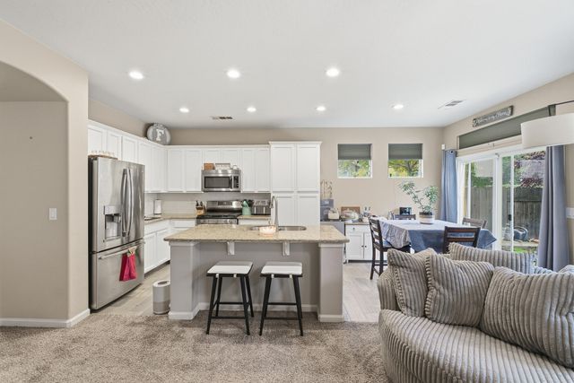 1363 Windsong Drive, Tulare, CA 93274