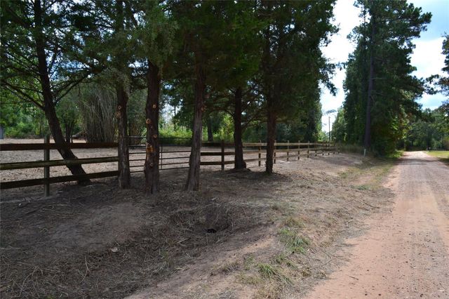 2651 Bluewater Road, Livingston, TX 77351