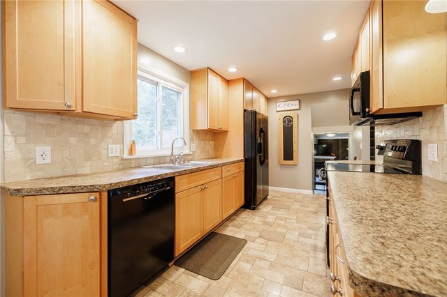 5838 Walnut Drive, Farmington, NY 14425