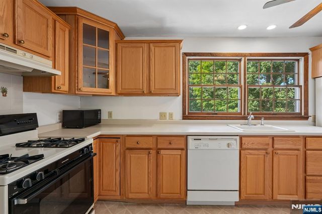 36 Page Drive, Oakland, NJ 07436