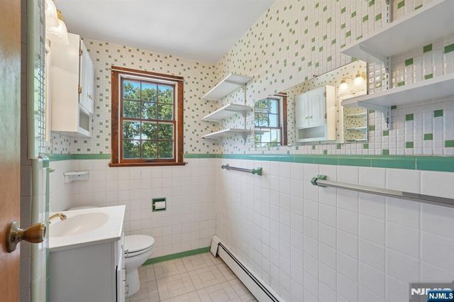 36 Page Drive, Oakland, NJ 07436