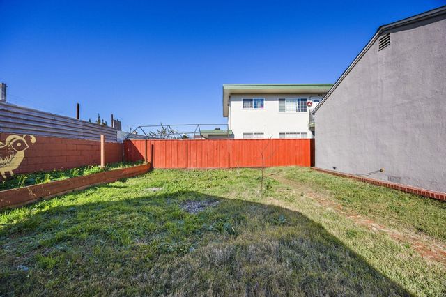 7447 Lockwood St, Oakland, CA 94621