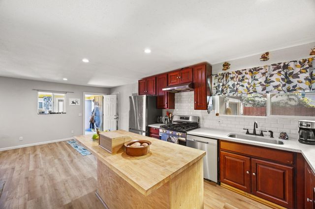 7447 Lockwood St, Oakland, CA 94621