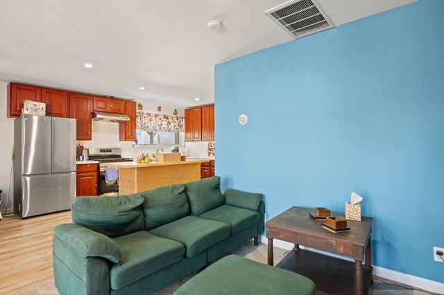 7447 Lockwood St, Oakland, CA 94621