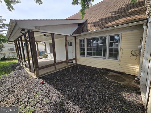 33 MIDDLEBURY LN, Willingboro, NJ 08046