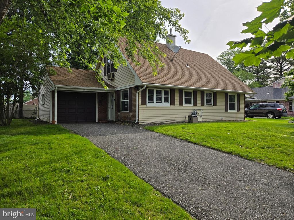 33 MIDDLEBURY LN, Willingboro, NJ 08046