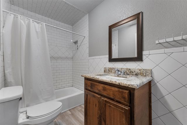 199 E Cougar Lane, China Spring, TX 76633