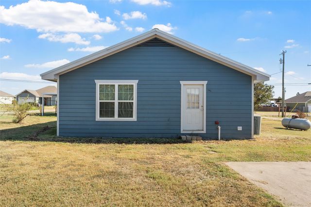 199 E Cougar Lane, China Spring, TX 76633