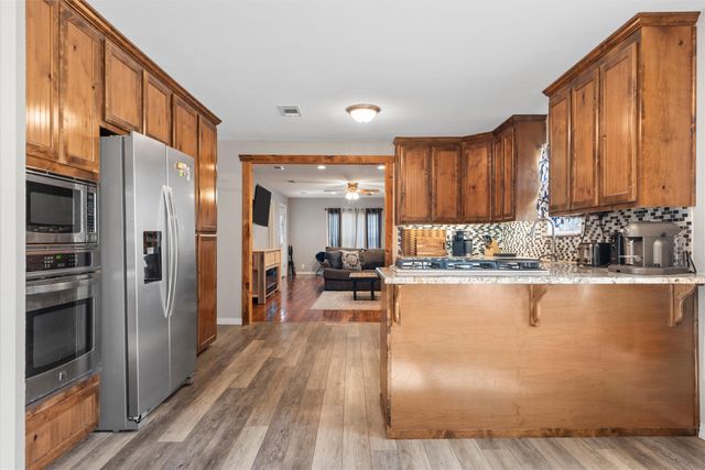 199 E Cougar Lane, China Spring, TX 76633