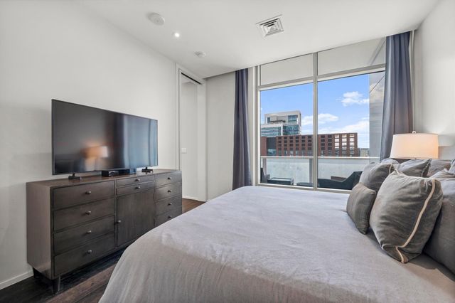 200 Congress Ave 33BB, Austin, TX 78701