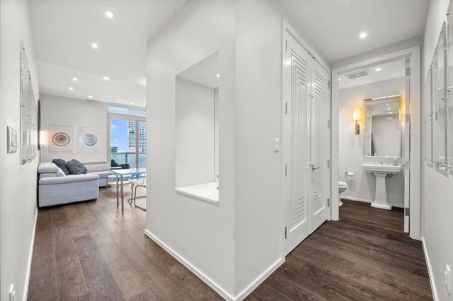 200 Congress Ave 33BB, Austin, TX 78701
