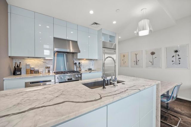 200 Congress Ave 33BB, Austin, TX 78701